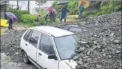  ?? DEEPAK SANSTA/HT ?? Vehicles buried under debris after heavy rains triggered a landslide on the ISBTDhalli bypass in Shimla on Monday.