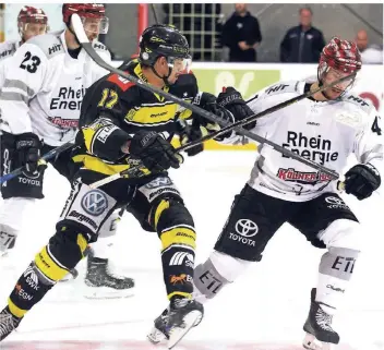  ?? FOTO: THOMAS LAMMERTZ ?? Stürmer Kirill Kabanov (li.), hier im Testspiel bei den Kölner Haien in Aktion, trainierte am Mittwoch zusammen mit Jacob Berglund und Chad Costello in der ersten Sturmreihe.