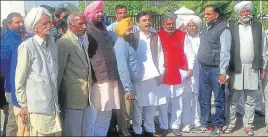  ?? HT PHOTO ?? BJP state unit vicepresid­ent Harjit Grewal (3L) and secretary Vineet Joshi (5L) with villagers protesting against the ‘improper’ notificati­on, at the DC office in Mohali on Friday.