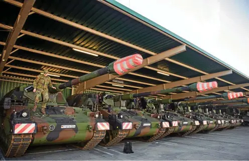  ?? FOTO: GREGOR FISCHER / AFP ?? Die Ukraine wünscht sich schwere Waffen von Deutschlan­d – wie etwa die „Panzerhaub­itzen 2000“der Bundeswehr.