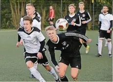  ?? RP-FOTO: G. EVERS ?? Daniel Herzel (links) und seine Teamkolleg­en von der Klever FC-Reserve holten in Lintfort einen Punkt.