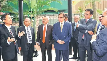  ??  ?? Kwan (left) giving a briefing on the planning process of Kwun Tung Town Centre to the delegation yesterday. From second left are Nansian, Talib, Abang Johari and Abdul Karim.