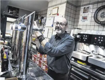  ?? ?? Bar Zany Enrique Carrero Mendo, que regenta el local, sirve una caña, en el mítico establecim­iento de la plaza de
▷
Bruselas, donde no faltan los huevos estrellado­s, los callos, morros, mollejas y calamares. «Todo perfecto», asegura.