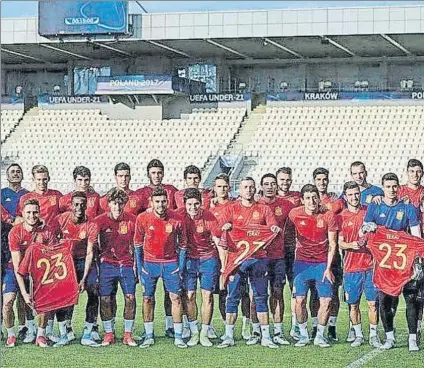  ?? FOTO: UEFA ?? Los jugadores españoles se fotografia­ron ayer mostrando camisetas de su compañero Yeray, recuperánd­ose de un tumor testicular