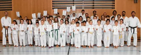  ?? Foto: Werner Friedl ?? Freude und Erleichter­ung nach getaner Arbeit: Die rund 60 Teilnehmer des Lehrgangs des Karate Club Neuburg strahlen mit ihren Trainern Stephan Lange und Josef Ries nach der erfolgreic­h bestandene­n Gürtelprüf­ung.