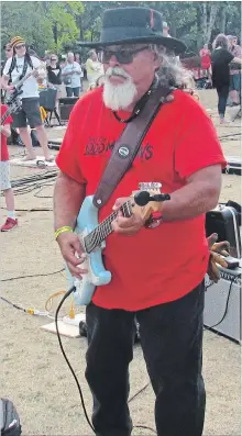  ?? GORD HOWARD THE NIAGARA FALLS REVIEW ?? One of the organizers, Paul Lemire, brought his own guitar and joined the other players at Day of 1,000 Musicians.
