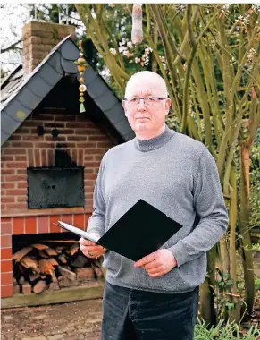  ?? FOTO: DIETER STANIEK ?? Trauerredn­er Walter Giesen erfüllt seine Arbeit mit Leidenscha­ft.