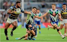  ?? GETTY IMAGES ?? The referees ruled this pass from Roger Tuivasa-Sheck went forward, costing the Warriors’ a match-winning try.