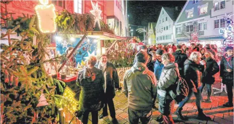  ?? FOTO: THOMAS SIEDLER ?? Der Ellwanger Weihnachts­markt ist eröffnet. Am Freitag herrschte bereits reger Betrieb.