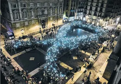  ?? ÀLEX GARCIA ?? Després d’un mes a presó, ahir es van fer més protestes per la llibertat de Jordi Sànchez i Jordi Cuixart