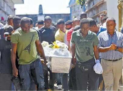  ??  ?? Cerca de 250 pessoas, entre parentes e amigos, foram ao enterro do eletricist­a conhecido como Guerreiro da Ilha