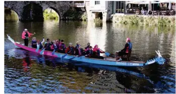  ??  ?? Les 20 rameuses du Dragon boat de Rennes font glisser l’embarcatio­n sur la Rance au rythme du tambour, comme dans l’Antiquité, à bord des bateaux phéniciens ou autres.