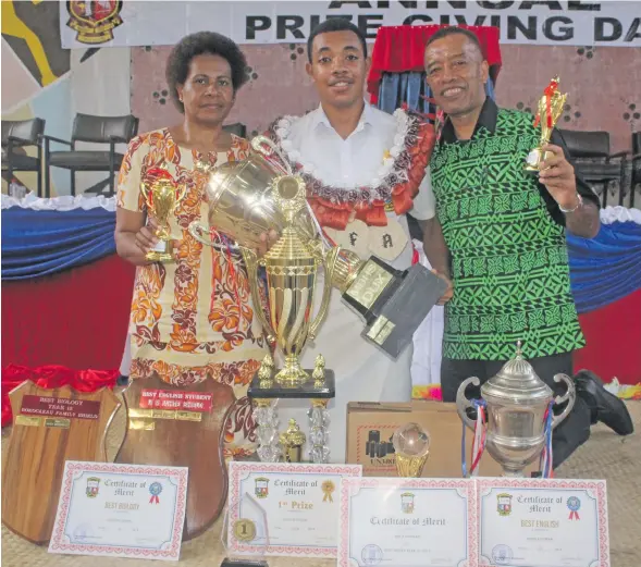  ?? Photo: Simione Haravanua ?? The Marist Brothers High School dux, Reifa Jun Paula Buinimasi, with his parents Temalesi Buinimasi (left), and Cama Buinimasi after the Marist Brothers High School annual prizegivin­g at Lambert Hall in Suva on October 12, 2018.