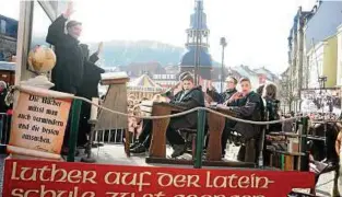  ??  ?? Im Reformatio­nsjubiläum: Martin Luther auf der Lateinschu­le in Eisenach.