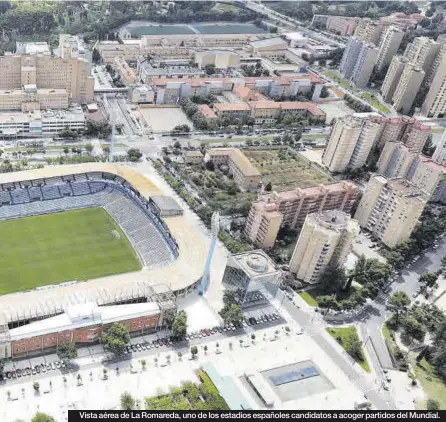  ?? ÁNGEL DE CASTRO JAIME GALINDO ?? Vista aérea de La Romareda, uno de los estadios españoles candidatos a acoger partidos del Mundial.