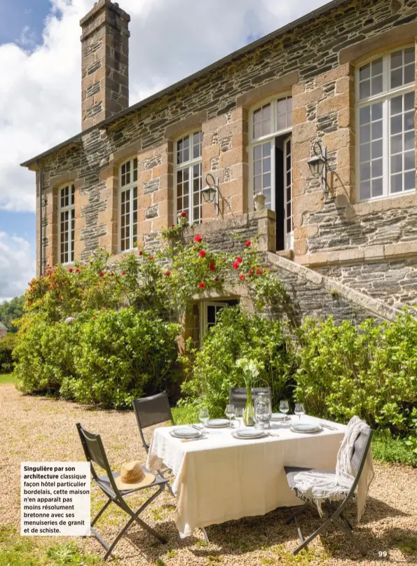  ??  ?? Singulière par son architectu­re classique façon hôtel particulie­r bordelais, cette maison n’en apparaît pas moins résolument bretonne avec ses menuiserie­s de granit et de schiste.