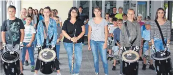  ?? FOTO: JEANETTE LÖSCHBERGE­R ?? Das Foto zeigt Ramona Avella mit dem Tamboursta­b und Carina Lehnen, zwei der Ausbilderi­nnen, mit den Kinderfest­trommlern, Pfeifern und Fanfaren bei der Probe diesen Mittwochab­end.