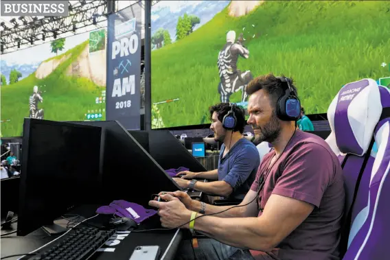  ?? Patrick T. Fallon / Bloomberg ?? Above: Actor Joel McHale plays in a “Fortnite” tournament at the Electronic Entertainm­ent Expo in Los Angeles in June.