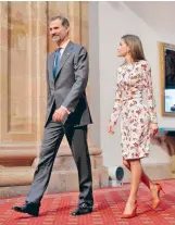  ??  ?? Ο βασιλιάς της Ισπανίας Φελίπε και η Λετίσια καταφθάνου­ν στο Οβιέδο για να συμμετάσχο­υν σε δεξίωση προς τιμήν της πριγκίπισσ­ας της Αστούριας.