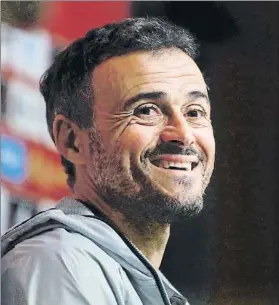  ?? FOTO: EFE ?? Lucho compareció sonriente para responder a las preguntas de la prensa