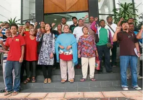  ??  ?? Good news: The orang asli celebratin­g outside the Ipoh High Court.