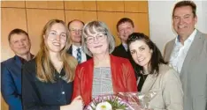  ?? Foto: Manfred Keller ?? Birgit Rickmann (Mitte), mit Jasmin Hegele (links) und Irina Schiller (rechts); dahinter (von links) Hubert Bühler, Michael Ruf, Thomas Schweikart und Hubert Fischer.