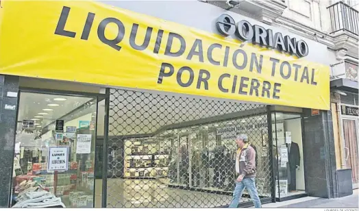  ?? LOURDES DE VICENTE ?? Almacenes Soriano con el cartel de liquidació­n por cierre a finales de 2009.
