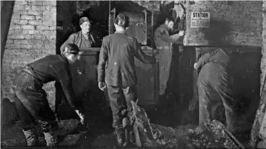  ??  ?? Bevin Boys receiving training in 1945.