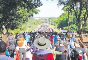  ?? ?? Tras la multitudin­aria marcha por los derechos de Saltos a una compensaci­ón justa de Itaipú, ahora conformará­n una comisión transfront­eriza para exigir justicia por los saltos desapareci­dos.