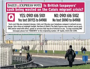  ??  ?? Migrants make their way towards UK-bound lorries in the fenced-off area of Calais