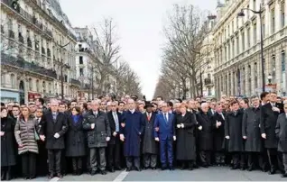  ??  ?? Hamevaser, en israelsk avis med strengt ortodokse jøder som målgruppe, retusjerte bort alle deltagende kvinner i solidarite­tsmarkerin­gen i Paris etter angrepet på satiremaga­sinet Charlie Hebdo i januar 2015, deriblant den tyske kansleren Angela Merkel, den sveitsiske presidente­n Simonetta Sommaruga, og borgermest­eren i Paris, Anne Hidalgo.