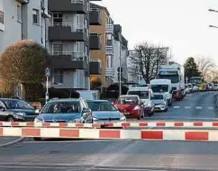  ?? Foto: Guy Jallay ?? Bis die Umgehungss­traße die Bahnschran­ke von Dippach-Gare umfahren wird, werden noch einige Jahre vergehen. Doch die benötigten Umweltstud­ien sind nun abgeschlos­sen.