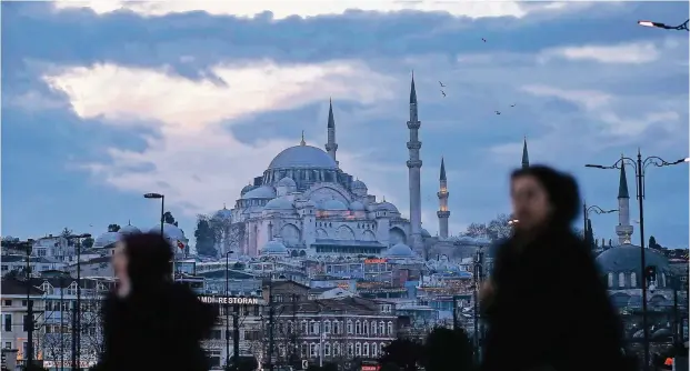  ??  ?? Blick von der Galatabrüc­ke auf die Süleymaniy­e-Moschee in Istanbul. Bis zu einer Million Gebäude in der Stadt würden nach Einschätzu­ng von Experten einem schweren Erdbeben nicht standhalte­n.