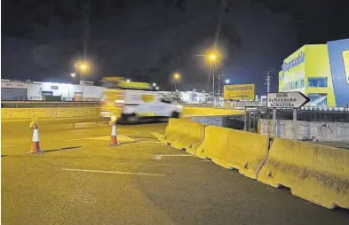  ?? I. CHECA ?? Los cortes al tráfico de la avenida València y la CV-18 arrancaron anoche, alrededor de las 22.00 horas.