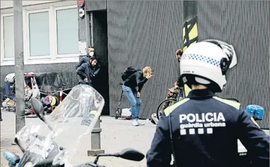  ?? XAVIER CERVERA ?? Más vigilancia. Estos meses la Guardia Urbana incrementó su presencia en el entorno de la sala de venopunció­n Baluard