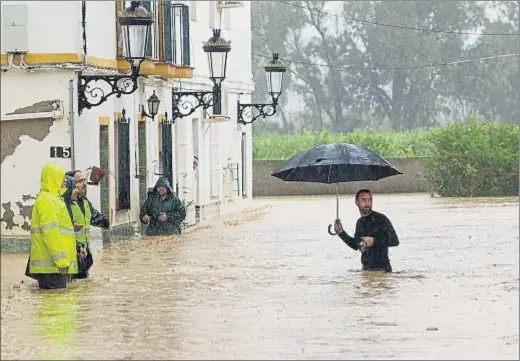  ?? DANIEL PÉREZ / EFE ?? Vecinos del barrio de Doña Ana en Cártama, una de las localidade­s malagueñas afectadas por las fuertes lluvias