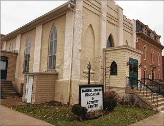  ?? NANCY BOWMAN / STAFF ?? The former Trinity Episcopal Church on East Franklin Street in Troy, here shown as the Adkins Center, may be demolished to accommodat­e expansion of the Franklin House shelter next door (right).