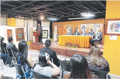  ??  ?? Nery Gaitán dictó una conferenci­a sobre Clementina Suárez; en la mesa, miembros del Club Rotario Tegucigalp­a Sur.