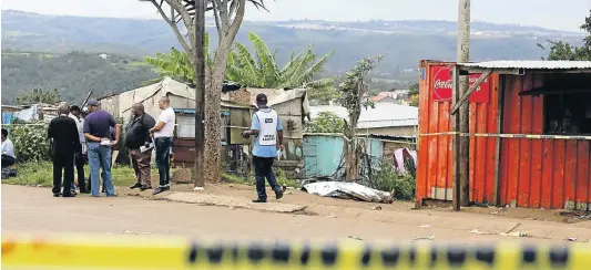  ?? Picture: SIBONGILE NGALWA ?? SENSELESS KILLING: Policemen at the scene where a Cambridge police officer was stabbed to death on Friday.