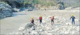  ?? HT PHOTO ?? SDRF men search for bodies in Alaknanda river on Tuesday.