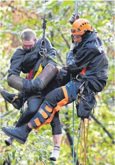  ?? FOTO: DPA ?? Mühevolle Arbeit: Polizisten seilen im Hambacher Forst einen Aktivisten aus einem Baumhaus ab.