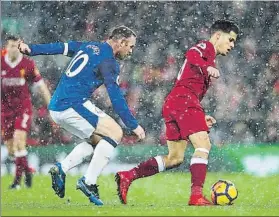  ?? FOTO: GETTY IMAGES ?? Coutinho y Rooney, en el derbi de Liverpool El red entró en la segunda parte