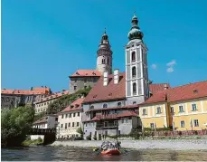  ?? Archivní foto: David Peltán, MAFRA ?? Oblíbený cíl pěších i vodáků Český Krumlov se potýká s úbytkem zahraniční­ch turistů. Ty české láká ale stále.