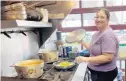  ?? SUSAN DUNNE/HARTFORD COURANT ?? Jessica Albino prepares dairy-free mac and cheese at Vegan Bodega, at Parkville Market in Hartford.
