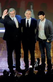  ??  ?? Michele Emiliano, Enrico Rossi e Roberto Speranza sul palco del Teatro Vittoria di Roma