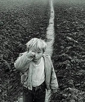  ?? ?? In posa Un bambino in uno degli scatti di Salgado in mostra a Ravenna