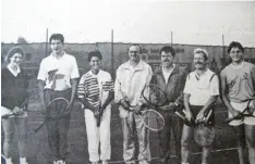  ??  ?? Die stolzen Tennis-Vereinsmei­ster des SC Mörslingen stellten sich zum Erinnerung­sfoto (von links): Renate Zengerle, die 1989 insgesamt drei Titel einheimste, Manfred Zengerle, Angelika Fischer, Hans Kuster, Martin Gutekunst, Horst Liebetanz und Andreas Birkner.