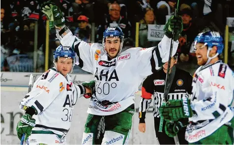  ?? Foto: ISPFD ?? Der Moment des Ausgleichs: Trevor Parkes reißt nach seinem Tor zum 1:1 die Arme hoch. Die Augsburger feierten am Ende einer spannenden und hochklassi­gen ersten Play off Begegnung in Nürnberg einen 4:1 Erfolg.