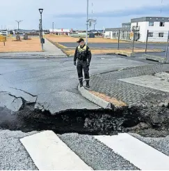  ?? //// Reuters/ Marco Djurica ?? Das Fischerdor­f Grindavík im Süden Islands musste evakuiert werden. Island liegt am Mittelozea­nischen Rücken und weist daher hohe vulkanisch­e Aktivität auf.