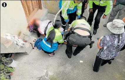  ?? Fotos: YIE/ EXTRA ?? 1. Las autoridade­s en momentos que recogen a la mujer herida por su expareja, en un lamentable intento de femicidio.
